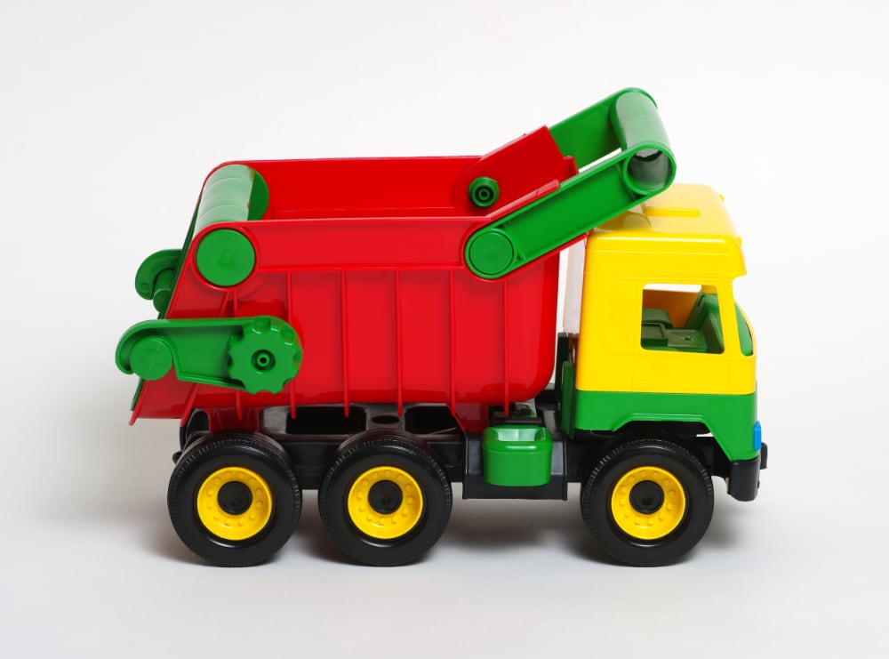 Leksaksbilar i plast är populära för lek både inomhus och utomhus. Här ser vi en leksaksbil från Wader.