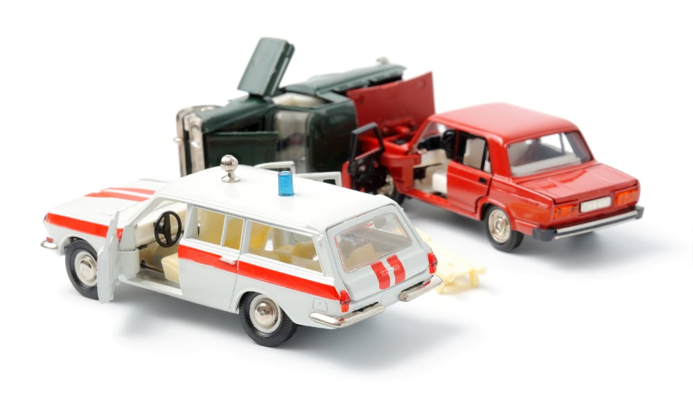 Leksaksfordon föreställands en personbil, en ambulans och en lastbil.